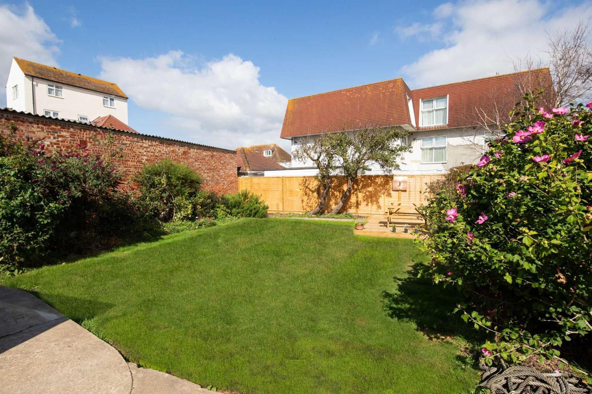 Absolute Beachfront With Decked Garden Oasis And Views Bognor Regis Exteriör bild